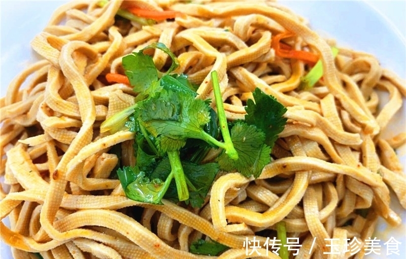 胡萝卜丝|凉拌千张时,别只会加辣椒油!加点它,千张又香又入味,超级下饭