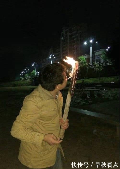 |搞笑图片幽默段子笑话:兄弟,你没有打火机么,可要小心点哦