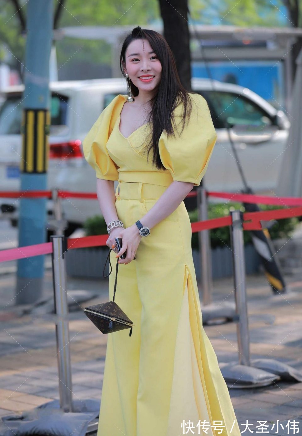 气质美女|美女街拍：看了这个气质美女，身材极好，第一次看到微胖也能这么美