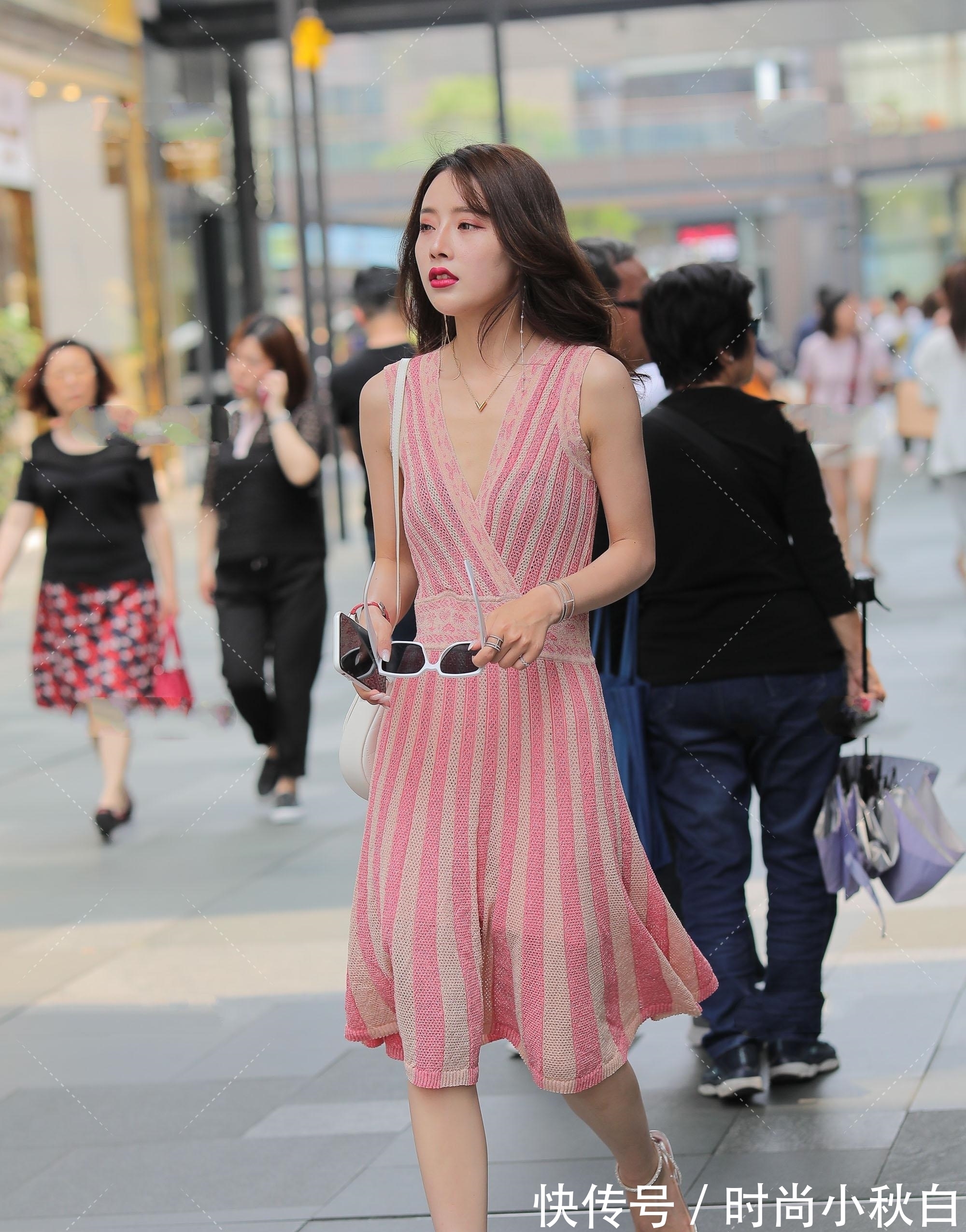 条纹|粉色条纹针织长裙搭配可爱小圆包,性感前卫,时尚俏丽