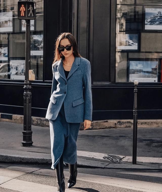 最近火了一条裙子叫：“呢子裙”，时髦显瘦，配大衣羽绒服就很美