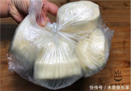 吃不完的馒头,直接放冰箱就错了,学会一招,一个月不干瘪不发霉
