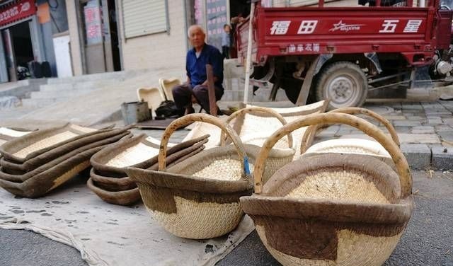 大集上老人卖多年不见的稀罕物，以前你家也有，75元一个值吗？