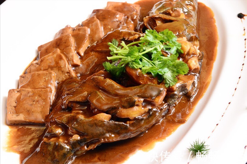 鱼肉|炖鱼,不要只会加料酒,多放这2样,鱼肉鲜嫩不柴,去腥效果好