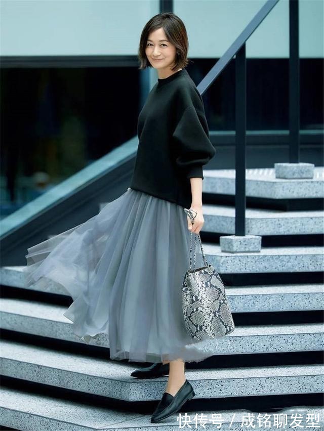毛衣 福冈佳子是我见过最会穿的博主,52岁依然时尚靓丽,优雅到骨子里