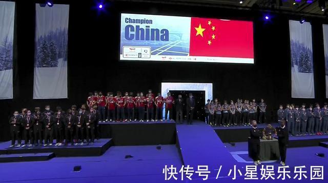 石宇奇|太振奋!张军高高举起苏迪曼杯,全队上台挂金牌,目送国旗升起