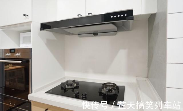 收纳|厨房别再贴瓷砖了,这种新型替代材料,看着高级还耐脏