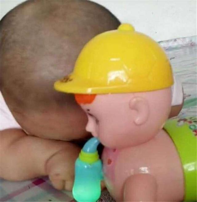 爸爸买了个玩具,儿子每次玩不到2分钟就哭,妈妈细看后笑了