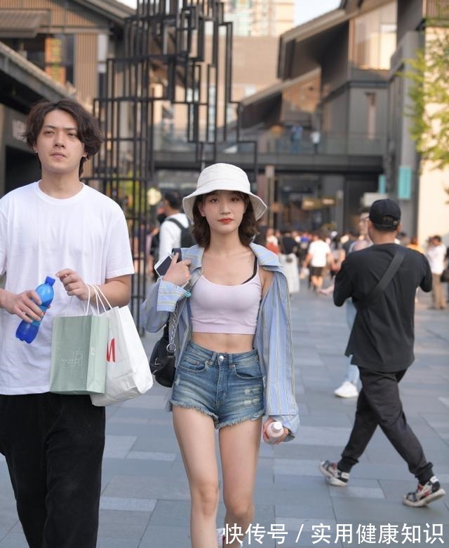 女孩子 打底裤搭配不挑人，凸显与众不同气质，耐看又不过时！