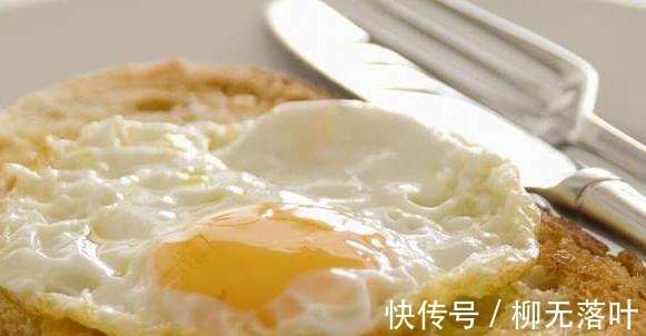 不粘锅|油煎荷包蛋,用凉油还是热油教你4个窍门,酥脆完整不粘锅!