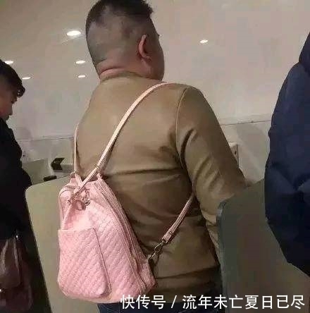 |搞笑图片幽默段子笑话:大哥你很有少女心啊,书包跟你不搭配哦