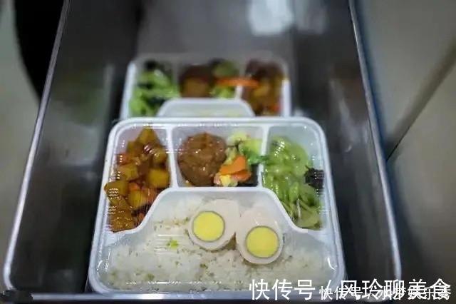 小亮|男孩高铁上买了三份饭,遭妈妈大声斥责,乘客:孩子要被教坏了