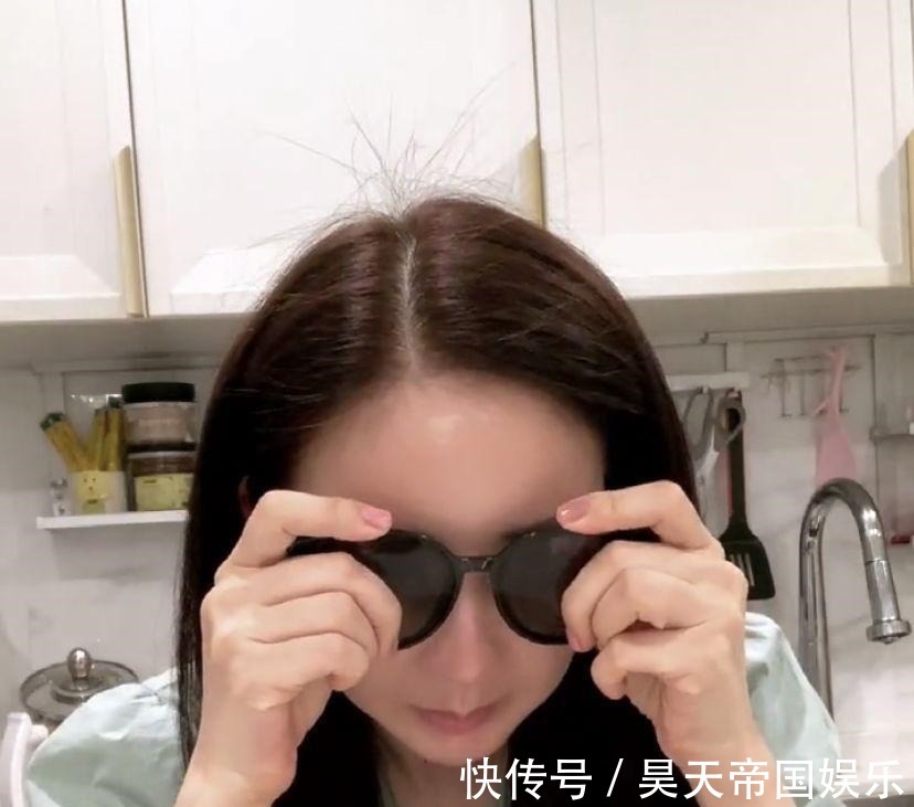 45岁咸素媛直播,全程戴着墨镜吃面条,墨镜起雾了都舍不得摘