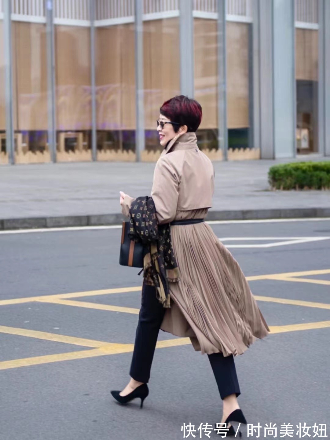 风衣|60岁的女人穿风衣就该这样,看看她们的优雅高级,太洋气了