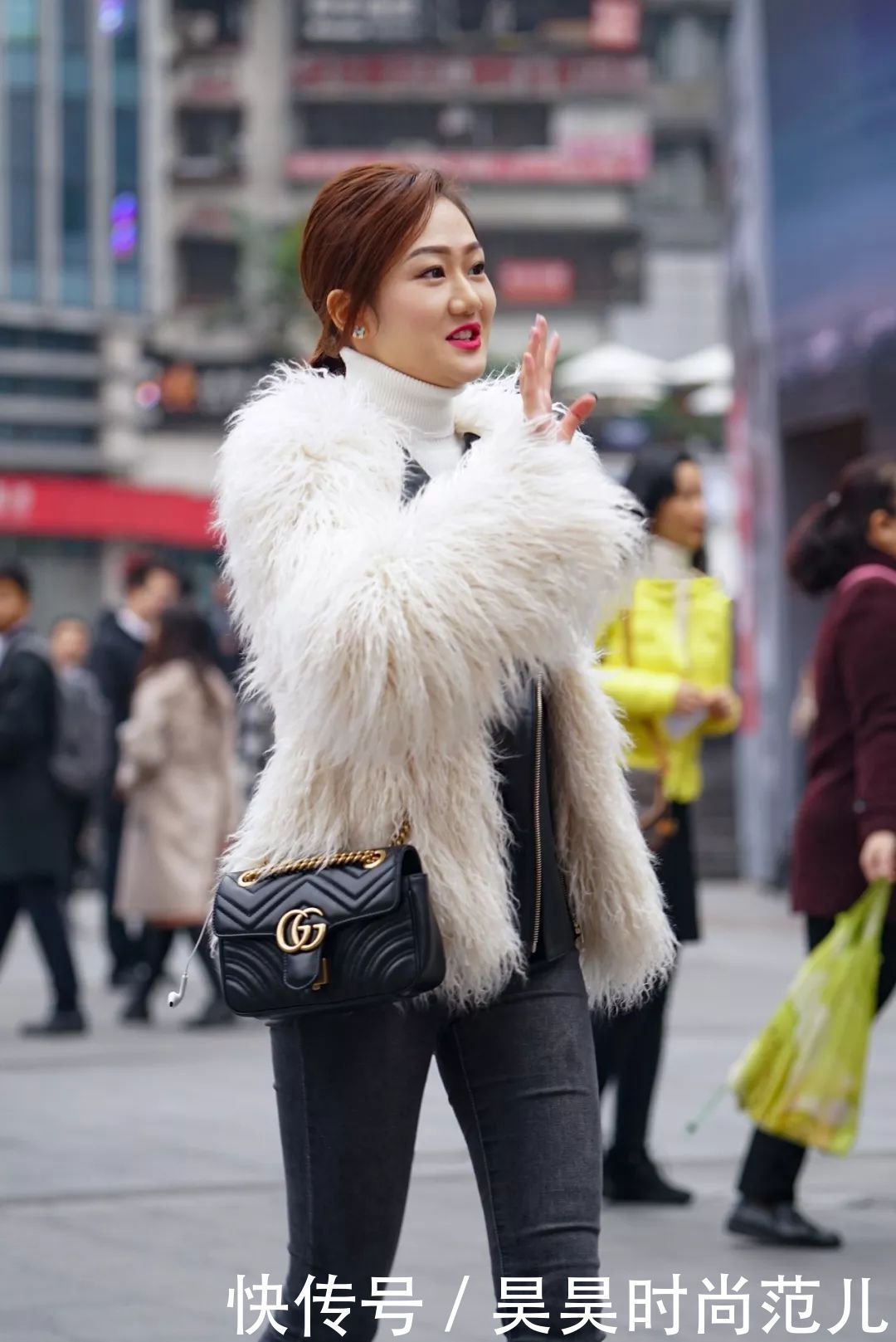 冷风呼啸的冬季,一身皮草外套+短靴穿搭,温暖舒适显高级时尚感