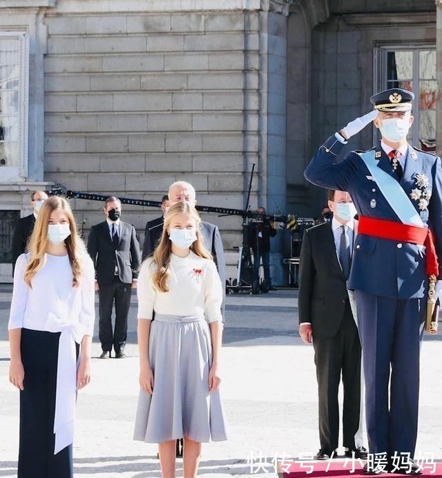 姐妹花|这朵西班牙姐妹花很少见,劳拉的蓝色连衣裙和她姐姐一样高