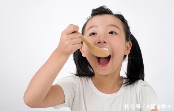 父母|女孩几岁来月经才正常过早或过晚可能都不好,家有女儿的要知道!