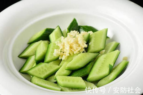 凉拌菜|凉拌黄瓜别再直接拌了,难怪不香脆不入味,大厨教你多加1步