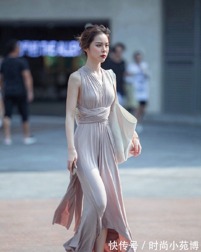 床单 将“旧床单”变废为宝，剪几下就成了条“长裙”，看着穿的还挺开心