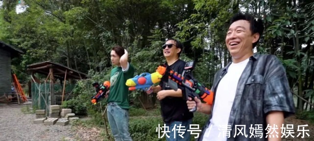 黄渤|张艺兴录制节目受欺负被黄磊追着打,被黄渤泼水,头发全湿透!