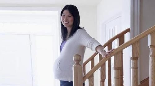 产科医生|“最苗条”产妇火了,待产室跳舞催生,网友质疑真是快生了吗