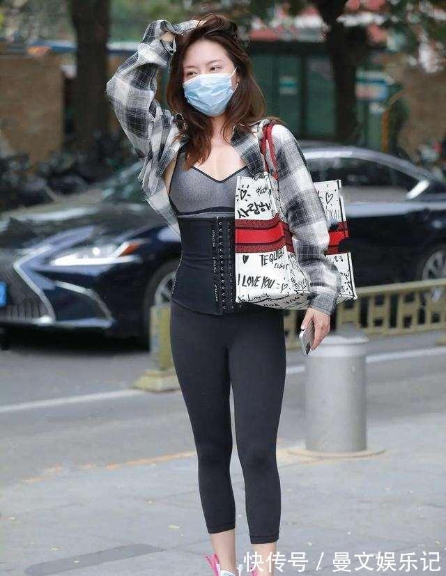 字裤 精致大方的打底裤穿搭彰显自信从容魅力,展现迷人体态,俏皮减龄