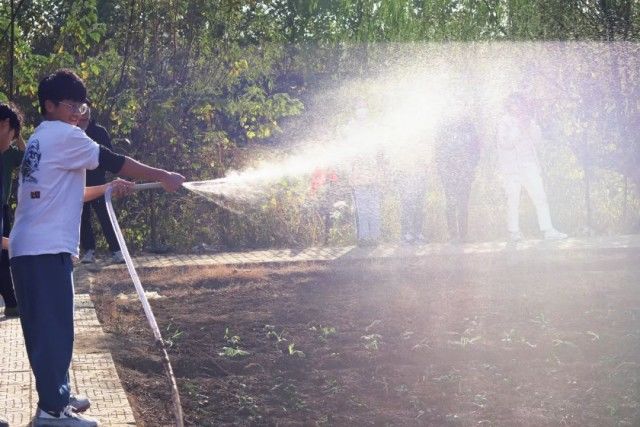 通识教育学院|武汉一所大学开了门必修课，每个学生都要下地种田