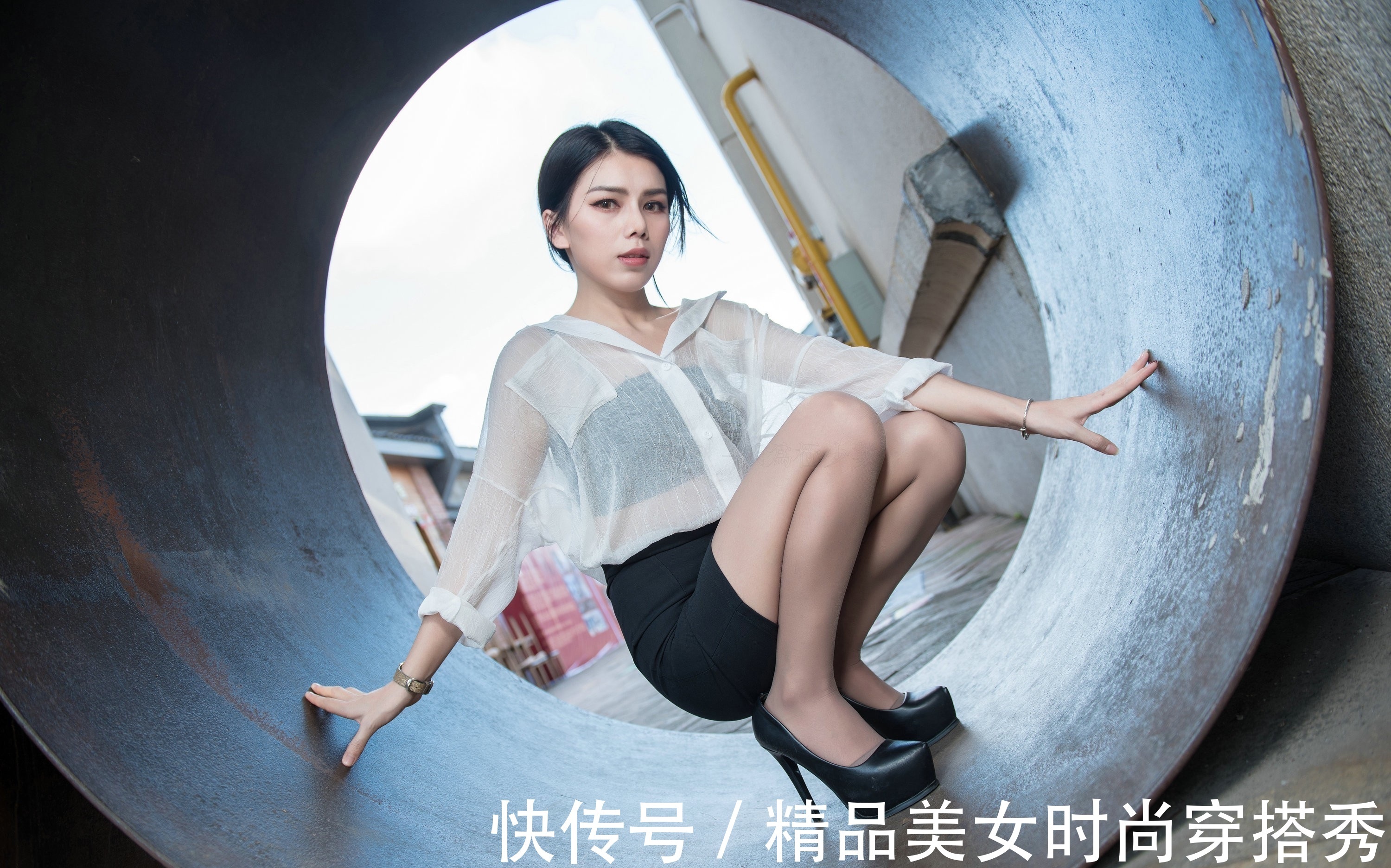小姐姐 简约的白色雪纺衬衫搭配黑色的短裙，简约耐看，尽显职场优雅气质