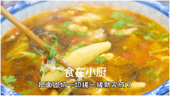 立秋多吃玉米面，往开水锅里一倒，瞬间变美食，比馒头简单还好吃