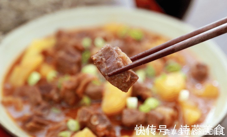 炖牛肉,第一步不是先焯水!大厨教你正确做法,软烂入味,还不腥