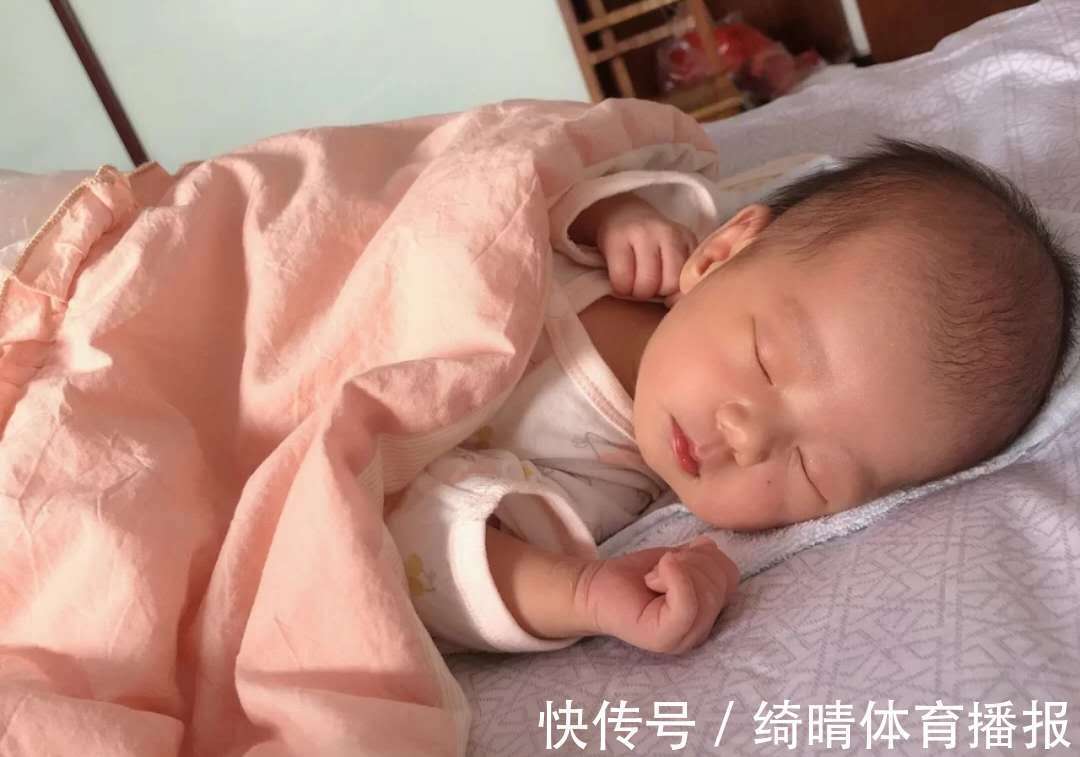 反常|大脑发育好的宝宝,睡觉时常有“反常举动”,只占一个就足够