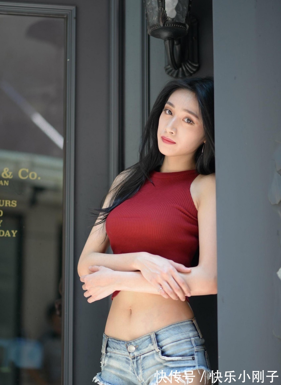 高跟鞋|小立领背心加牛仔短裤，知性而文雅，小姐姐太会穿搭了