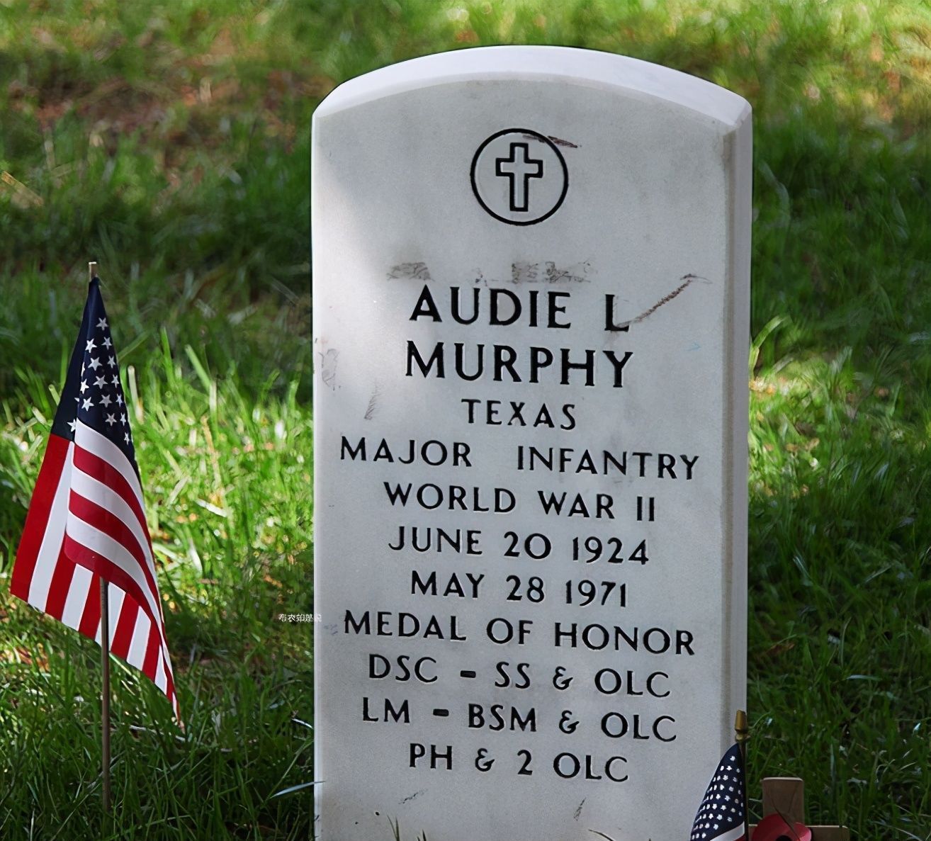 德军|美国队长原型，二战美军兵王墨菲，独自消灭两百德军，名扬好莱坞