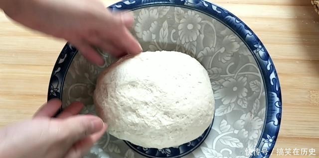 半发面油饼|半发面油饼一斤面,一克酵母,醒面20分钟就能做,又酥又软,香