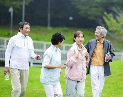 骨密度|骨质疏松还在盲目吃钙片先做到这3点,把骨头慢慢“养”好