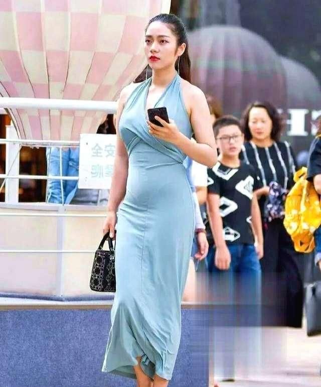 浅蓝色飘逸连衣裙，让你时尚出街，展现青春活力