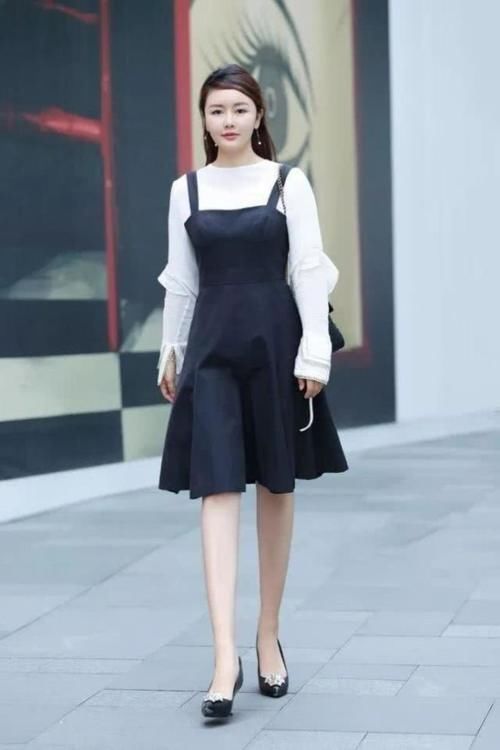 路人街拍，小姐姐穿背带裙很显小清新的感觉，满满的美少女气息