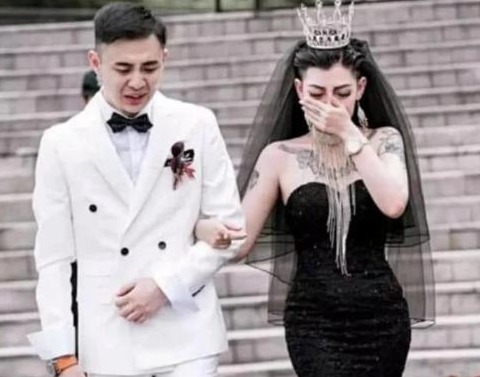 婚姻殿堂 曾经一夜爆红的黑婚纱女孩,嫁给了心爱的男人,如今生活怎么样?
