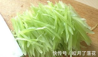 搅拌均匀|肉质脆嫩清拌莴笋丝,清凉爽口,夏天的绝配!