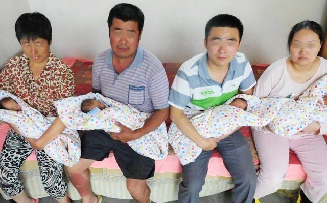 孕妇怀四胞胎以为是儿子，结果生四个女儿，爸爸产房外手舞足蹈