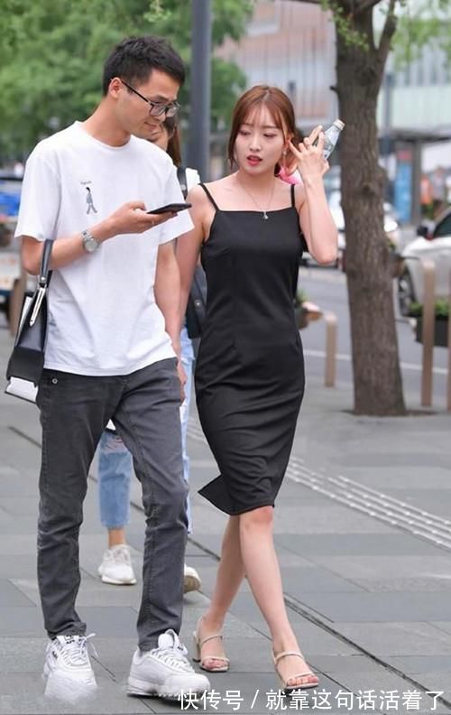 高跟鞋|路人街拍,简洁的背心搭配破洞牛仔裤,显得时髦又减龄