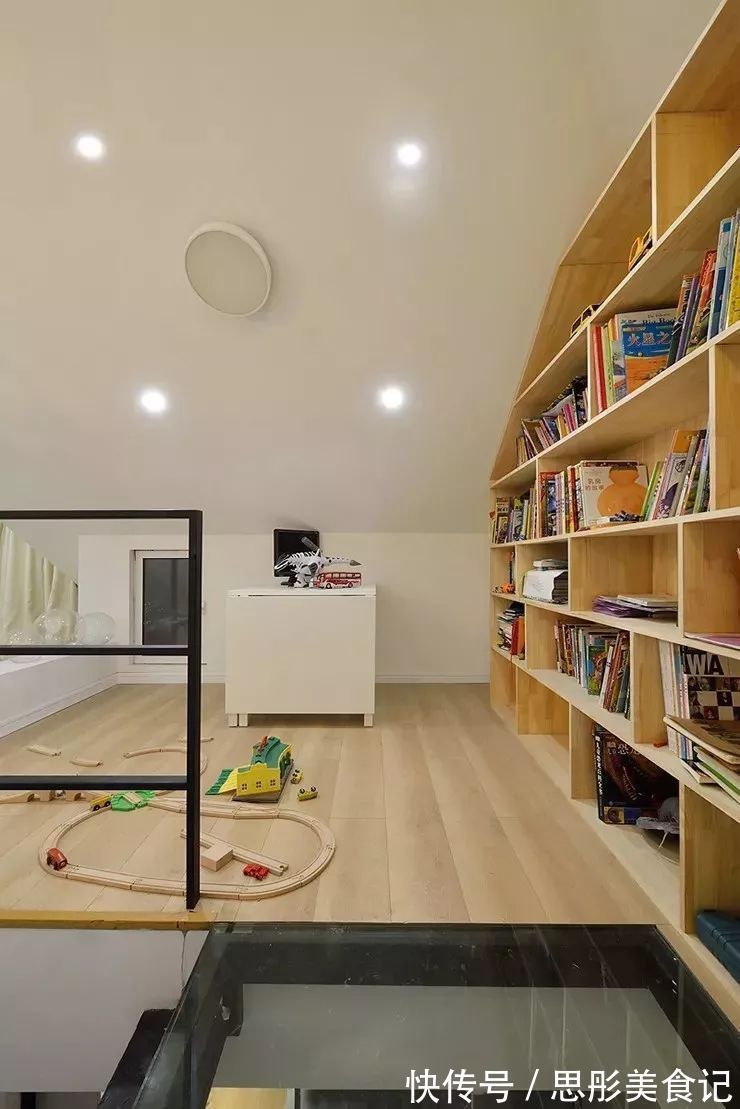 卡座式|夫妻买下48㎡带阁楼二手房,装出3室1厅+书房,5口之家太幸福了!