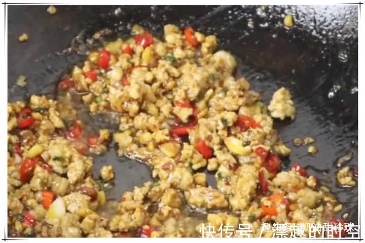 肉末茄子最好吃的做法,吃起来比肉都香,每次炒10根茄子都不够