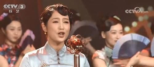 夜上海|春妮:成央视常客,CCTV-3《幸福账单》节目中又是主持又是秀唱功