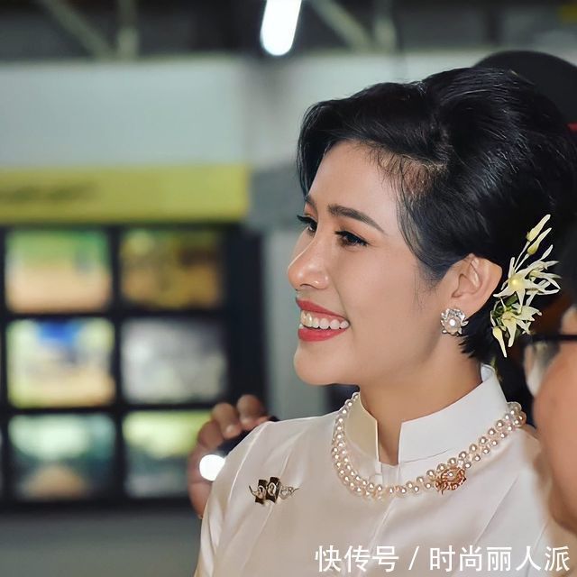 造型|苏提达晒最新漫画好得意！蓝裙造型确实美，诗妮娜好久没有亮相了