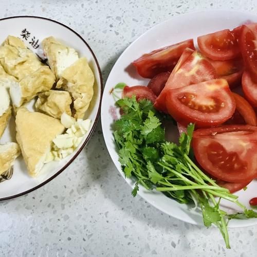 番茄炒炸豆腐，酸酸甜甜味道好，开胃下饭