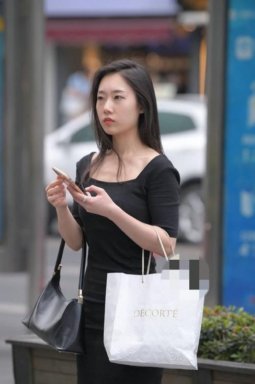 时尚穿搭|小姐姐的时尚穿搭，优雅漂亮的黑色连衣裙，搭配高跟鞋尽显淑女。