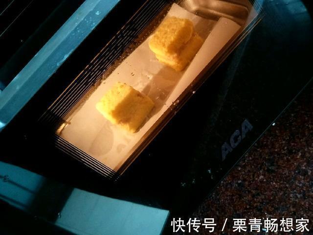 馒头|吃剩的馒头扔烤箱烤一烤,外酥里嫩,加入番茄酱味道更好