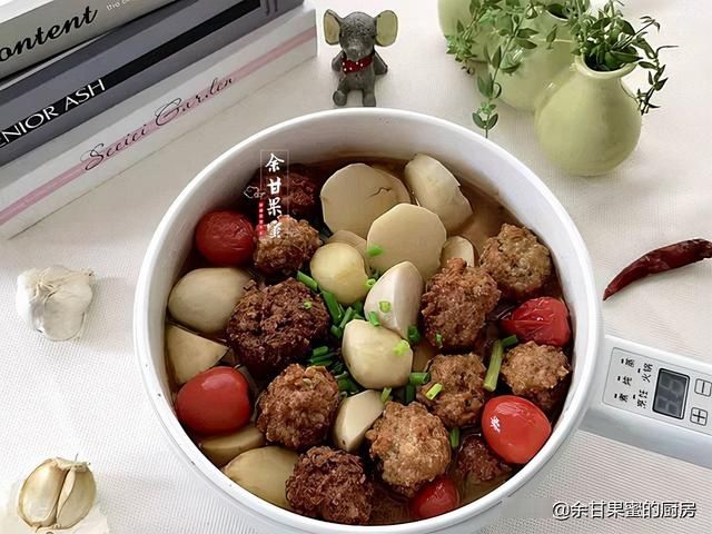 炸肉丸子|此菜零厨艺,将肉丸子与这食材同搭配,炖一炖上桌,光盘了