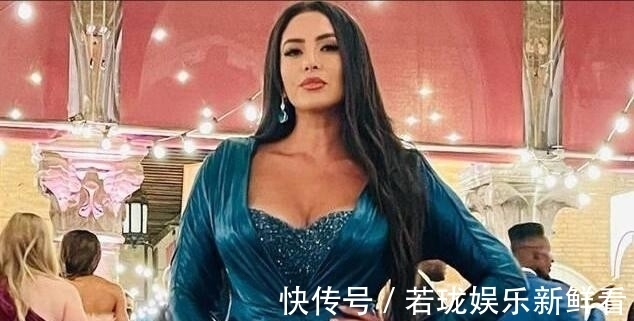 湖人队|瓦妮莎最新近况!跟NBA湖人队高层近距离合照,手都不知往哪放